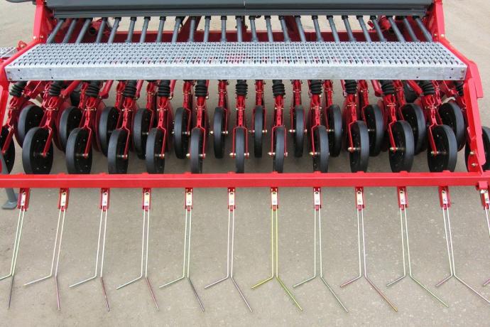 polonez_-_podest_na_calej_szerokosci_siewnika_(1)