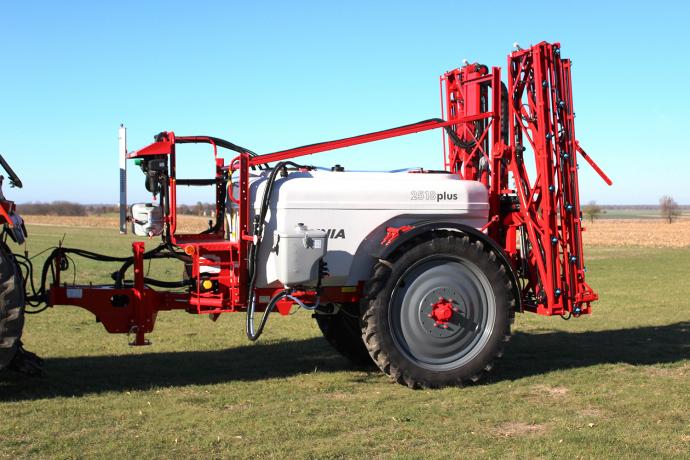 opryskiwacz_polowy_przyczepiany_unia_plus_rex_2518_1